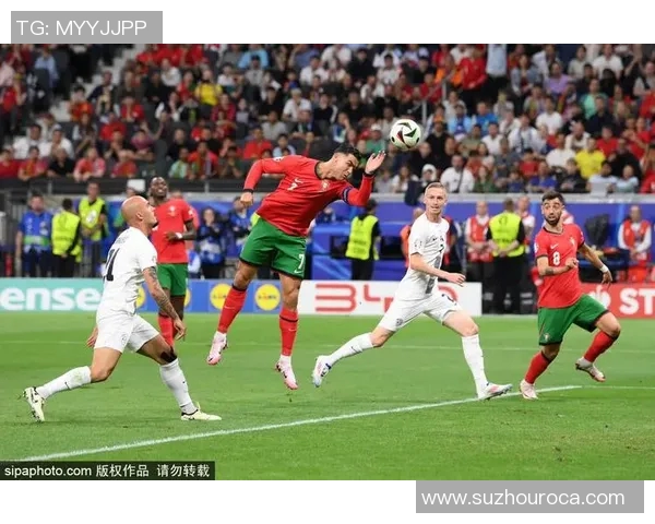 49岁足球明星重返赛场展现传奇风采引发球迷热议与感动